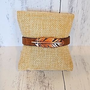 HAND MADE LEATHER BRACELET WITH COPPER FEATHER